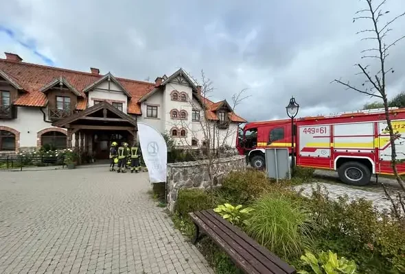 Dwa wyjazdy strażaków z OSP Wydminy — alarm przeciwpożarowy i powalone drzewo