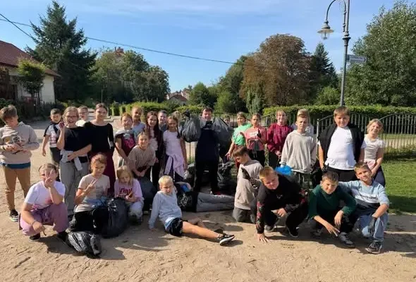 Czwartoklasiści posprzątali okolice jeziora Ołów w ramach akcji „Sprzątanie Świata”