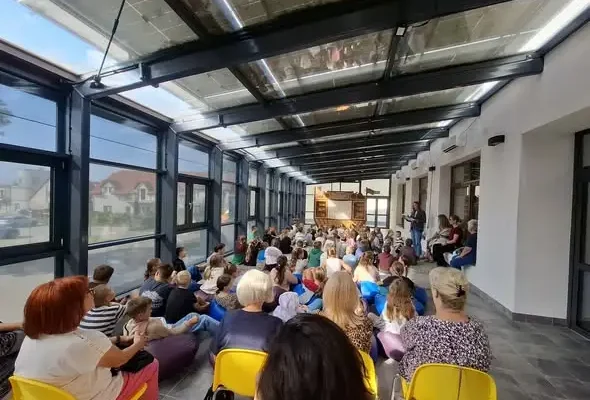 Mobilny spektakl „Santa Maria” w Rynie – teatr, wyobraźnia i wspólna podróż