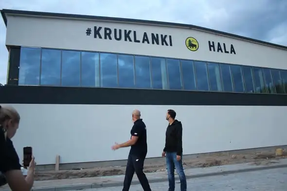 Minister Sportu z wizytą w Kruklankach – sprawdził postępy budowy hali i zagrał z siatkarzami