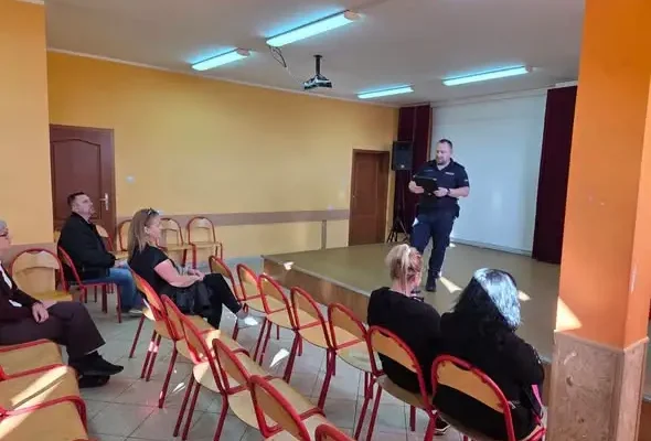 Policjanci z Giżycka edukują rodziców o bezpieczeństwie na hulajnogach elektrycznych