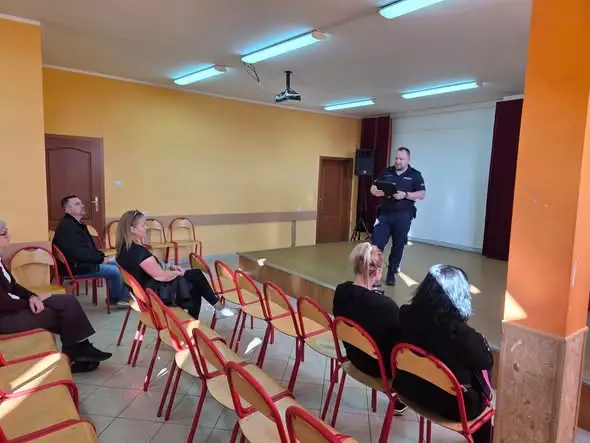 Policjanci z Giżycka edukują rodziców o bezpieczeństwie na hulajnogach elektrycznych