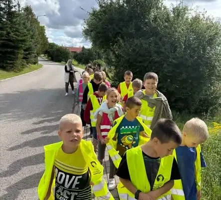 Spacer edukacyjny o bezpieczeństwie na drodze dla najmłodszych uczniów