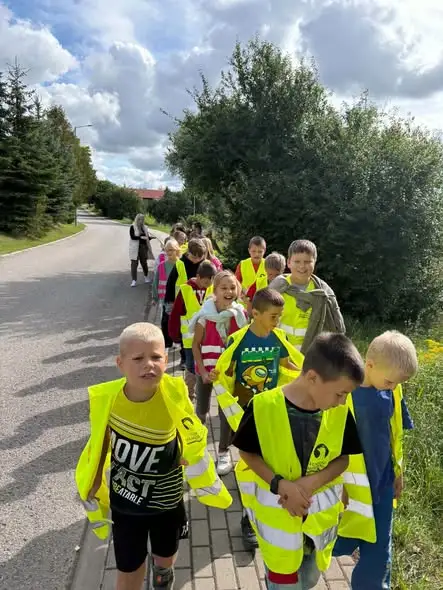 Spacer edukacyjny o bezpieczeństwie na drodze dla najmłodszych uczniów