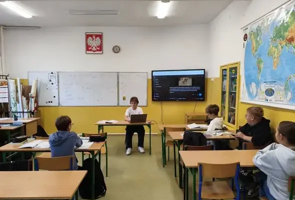 Sztuczna inteligencja na lekcji angielskiego – uczniowie klasy 7 tworzyli obrazy z opisów