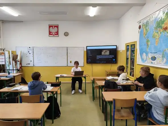 Sztuczna inteligencja na lekcji angielskiego – uczniowie klasy 7 tworzyli obrazy z opisów