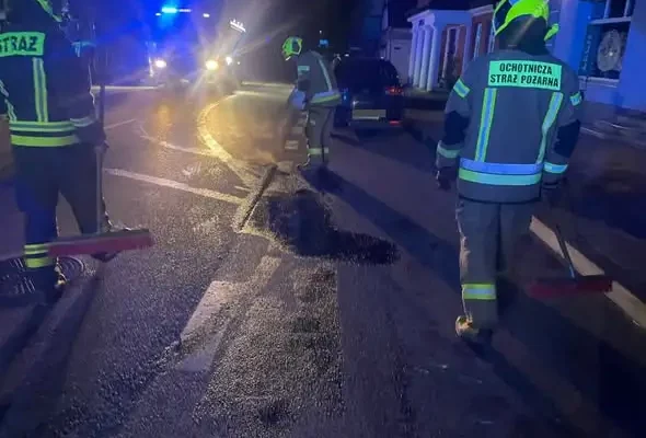 Dwa wyjazdy OSP Wydminy: powalone drzewo i plama oleju