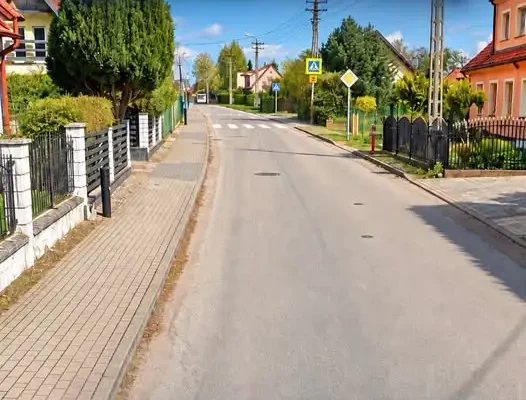 Próg zwalniający przy ul. Wiejskiej w Giżycku zniknął. Mieszkańcy pytają o bezpieczeństwo dzieci