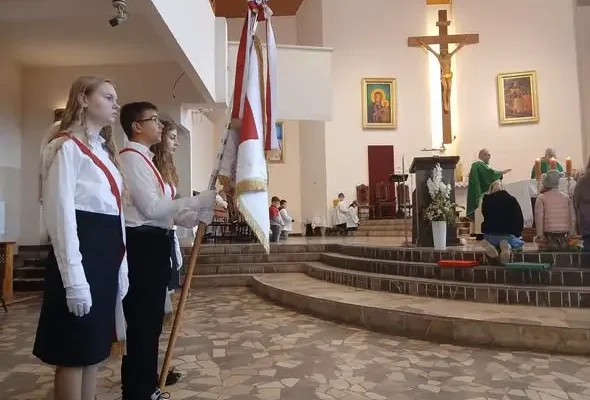 Tydzień Papieski w giżyckiej szkole – duchowa rywalizacja i pomoc potrzebującym