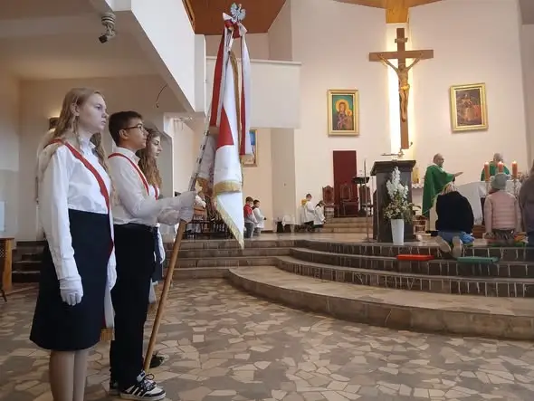 Tydzień Papieski w giżyckiej szkole – duchowa rywalizacja i pomoc potrzebującym