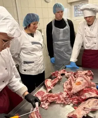 Uczniowie z Giżycka na warsztatach kulinarnych z jagnięciną