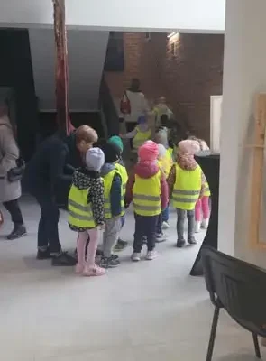 Wystawa Gobelinów w Muzeum przy fontannie – mali artyści już ją podziwiają