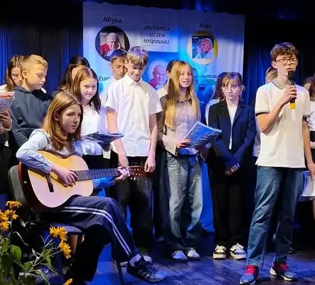 Dzień Patrona w szkole w Pomilkach – hołd dla św. Jana Pawła II i charytatywny kiermasz