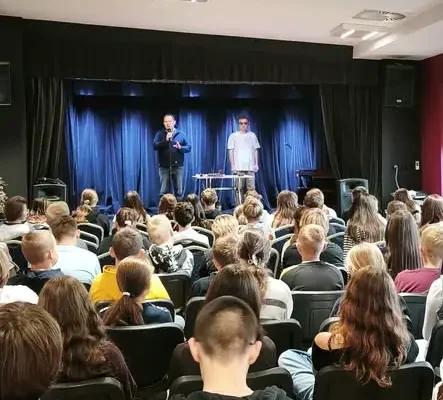 Uczniowie z Miłek wzięli udział w spektaklu profilaktycznym o odpowiedzialnych decyzjach