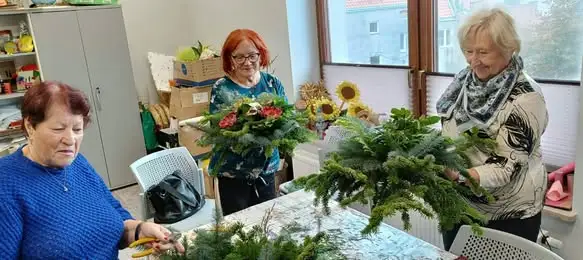 Seniorzy z Klubu Seniora w Rynie tworzyli wiązanki nagrobne