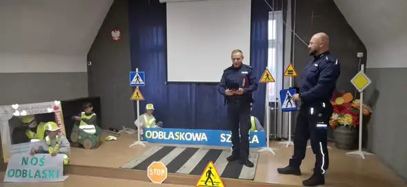 Policjanci z Wydmin uczą młodzież, jak być widocznym na drodze